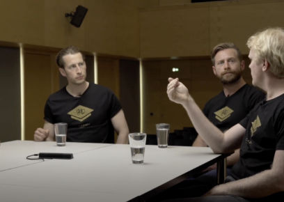 Drei Hornisten am Tisch während Interview oder Diskussionssituation