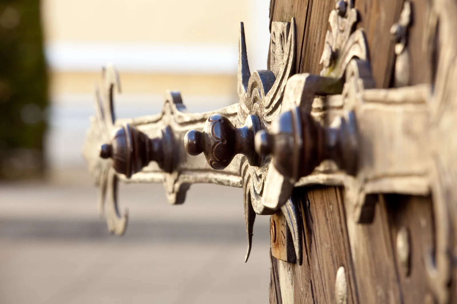 Nahaufnahme von drei Zahnrad-Rädern aus Metall mit rustikalem Holz-Hintergrund
