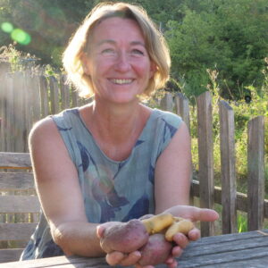 Portrait von Claudia Rhein, Frau mit braunem Haar lächelnd