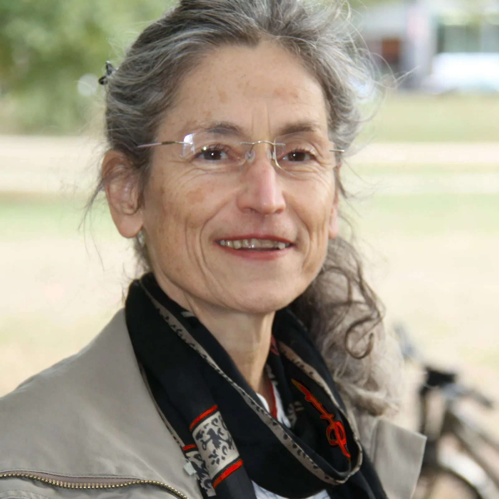 Portrait von Anke Plehn, Frau mit Brille und grauen Haaren