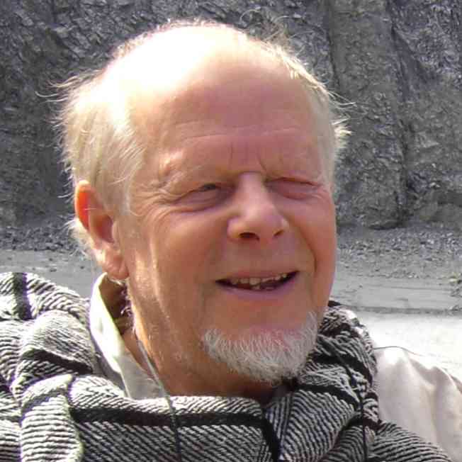 Portrait von Prof. Eike Hensch, älterer Mann mit weißem Haar