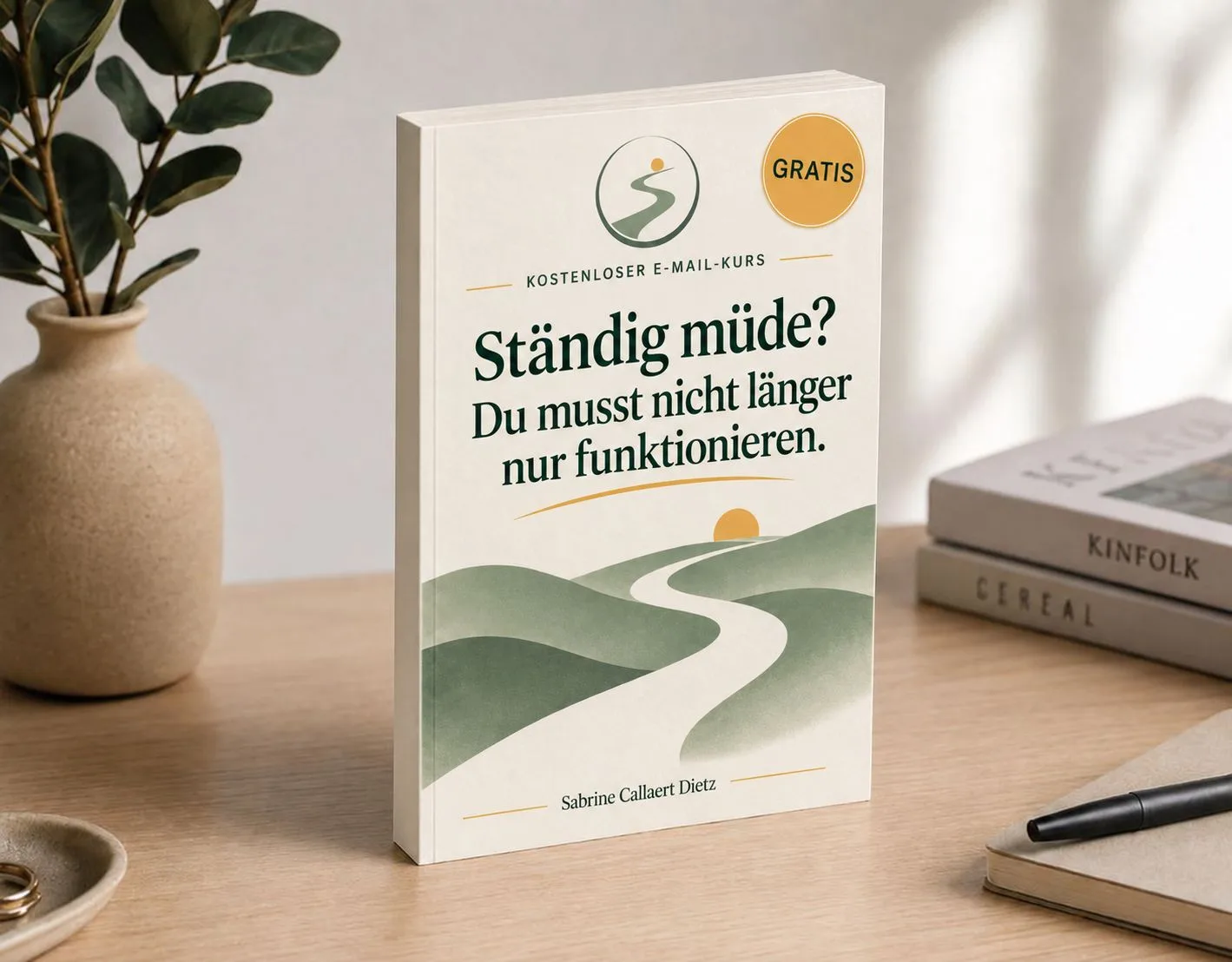 Gesundheitskompass – Gesundheitscoaching mit Analyse 1 Mockup E-Mail-Kurs 'Ständig müde? Du musst nicht länger nur funktionieren' mit Branding