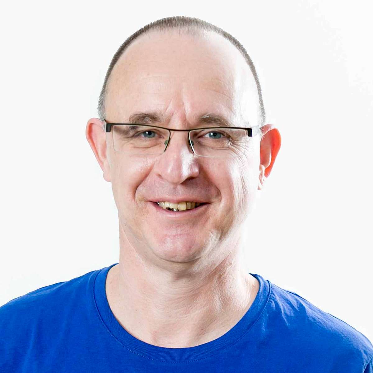 Portrait Dirk Ortlinghaus mit Brille in blauem Tai Chi bewegt Shirt, Kopfschuss