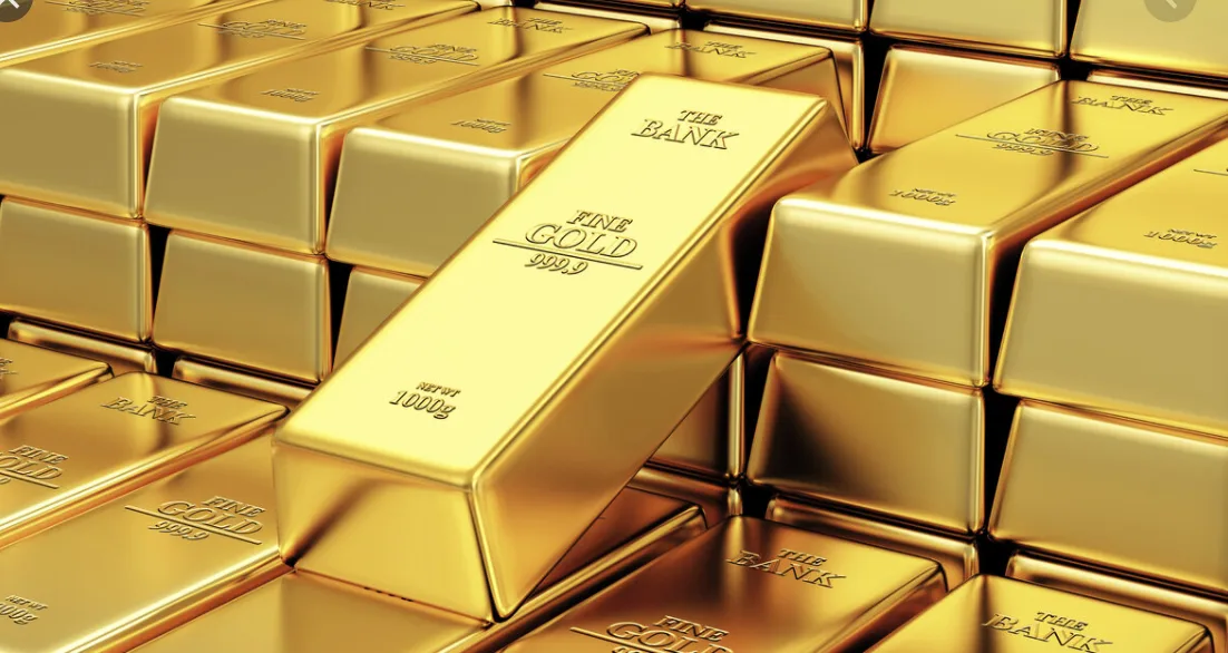 Goldbarren und Münzen, eine Goldstange in der Mitte, Glanzeffekt, Luxus-Symbolik