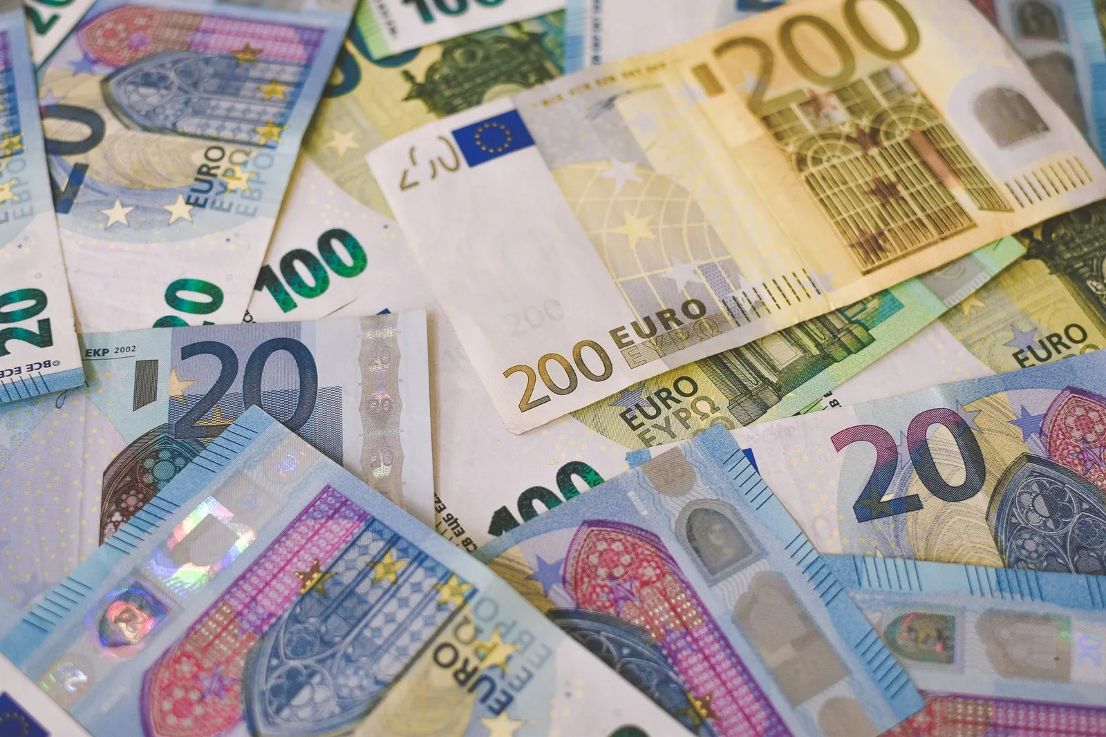 Euro-Banknoten 20, 100 und 200 Euro verteilt auf Tisch