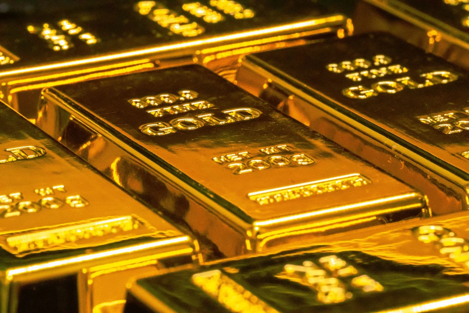 Nahaufnahme mehrerer Goldbarren mit Prägung und Gewichtsangaben