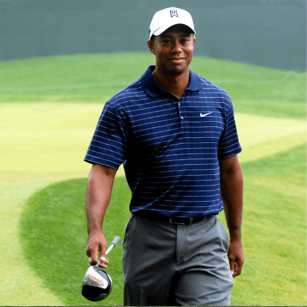 Tiger Woods Porträt in blauem Poloshirt und weißer Kappe auf Golfplatz