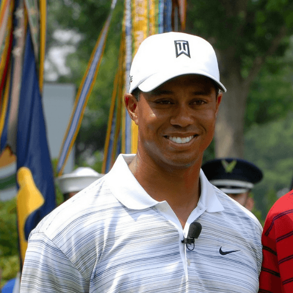 Tiger Woods Nahaufnahme Porträt mit weißer Kappe und Poloshirt, lächelnd