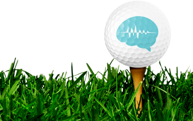 Golfball mit Gehirn-Logo auf Tee im Gras, Booster Pack Concept