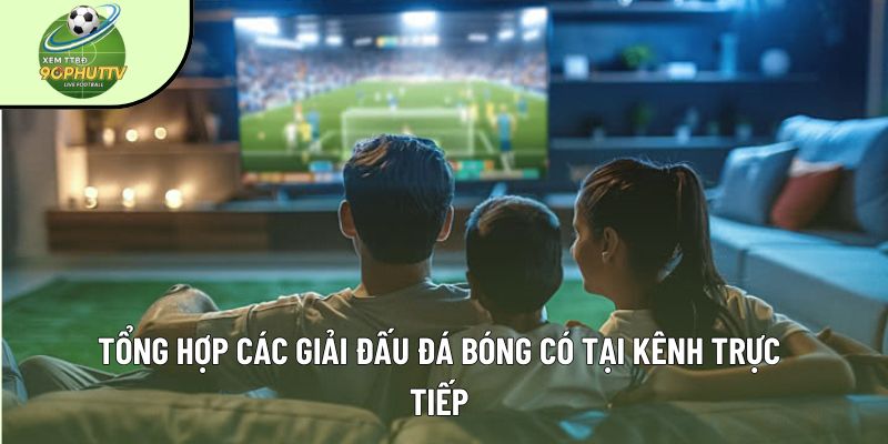 Familie sitzt auf Sofa und schaut auf Monitor mit Fußballspiel im Wohnzimmer