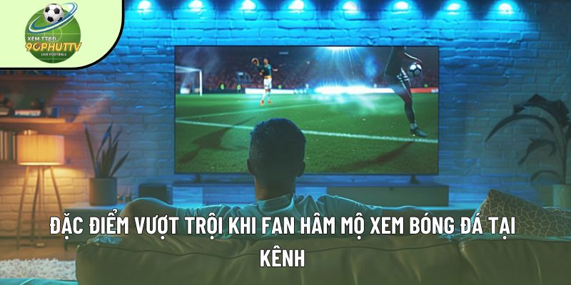Person schaut auf Monitor mit Fußballspiel in modern ausgestatteter Zimmeratmosphäre