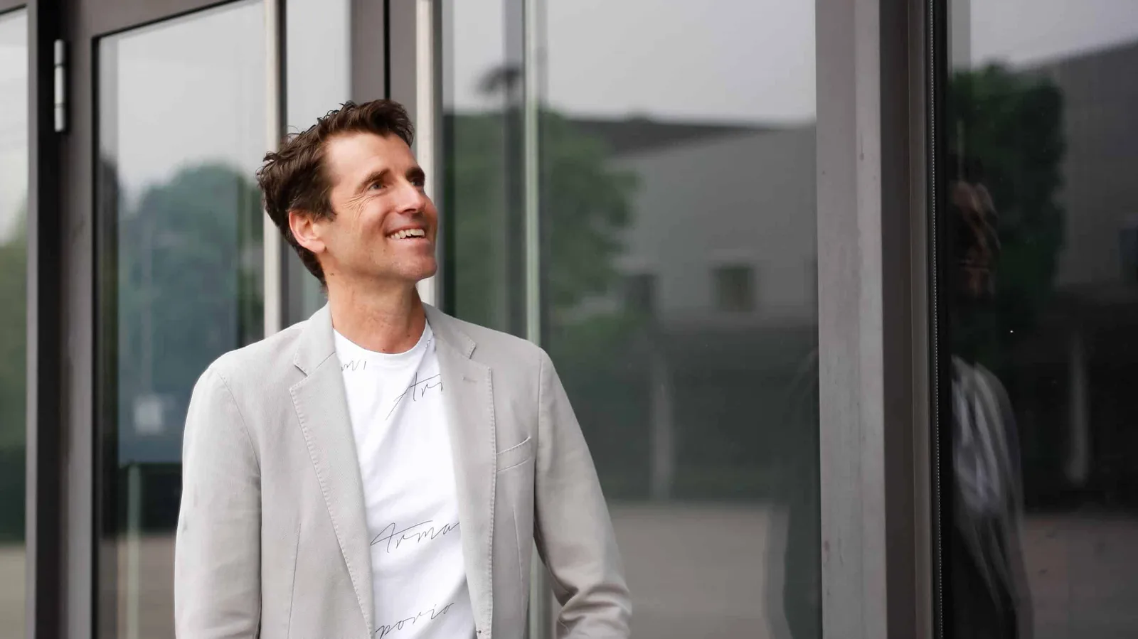 Claus-Stefan Duffner vor modernem Gebäude mit großen Fensterflächen