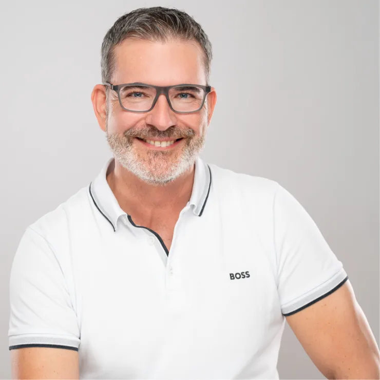 Porträt René Buchinger, Gründer und Autor von Gripscoach Challenge, in weißem BOSS Poloshirt