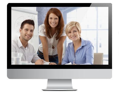 Drei Geschäftspersonen im Büro, Gründerzuschuss Coaching Darstellung auf Computer-Monitor