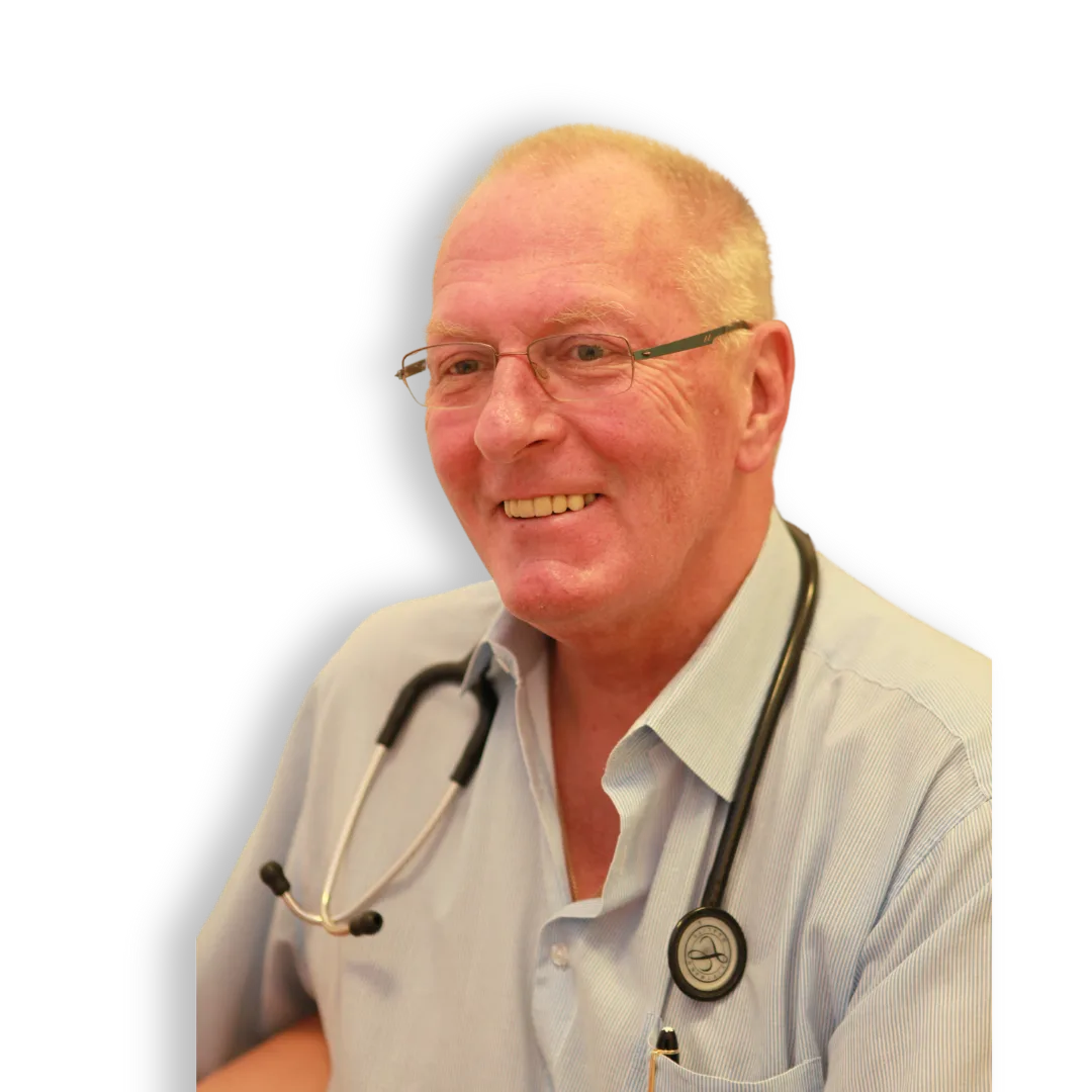 Dr. Joachim Huber, Arzt mit Stethoskop und Brille, lächelnd – Porträt