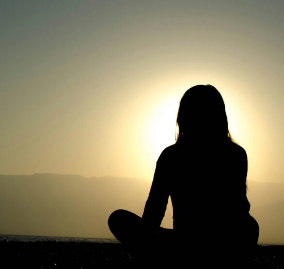 Silhouette Person sitzend bei Sonnenaufgang mit Berg