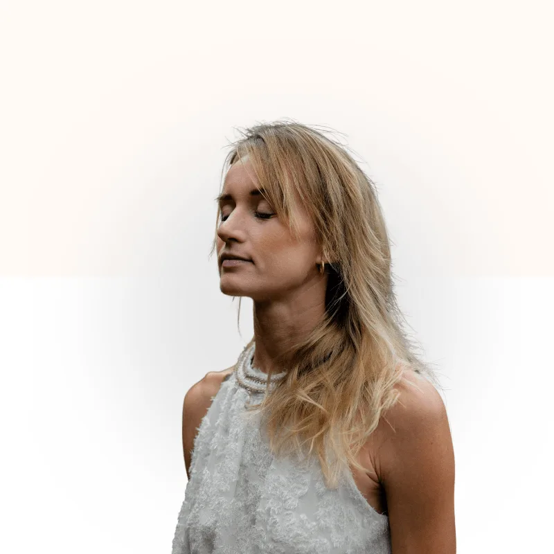 Profilportrait Adriana Lichtenstein mit grauem Top vor hellem Hintergrund