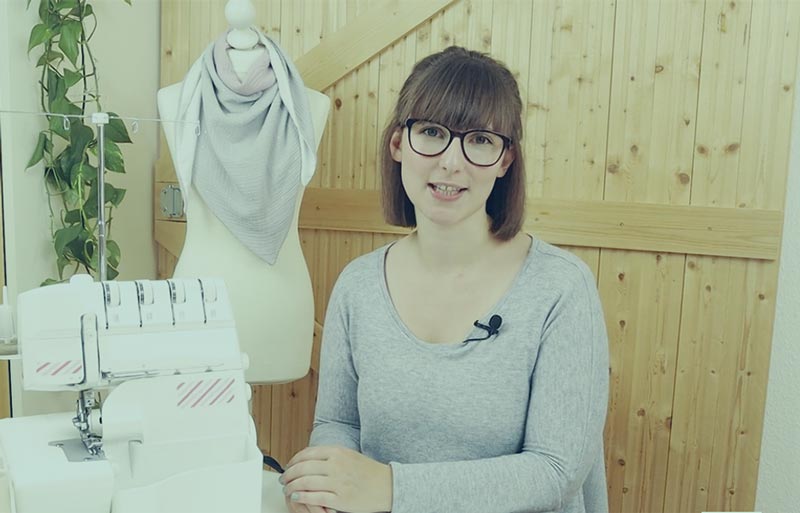 Frau mit Overlockmaschine und Nähprojekt, Anfängerkurs Overlocktechnik