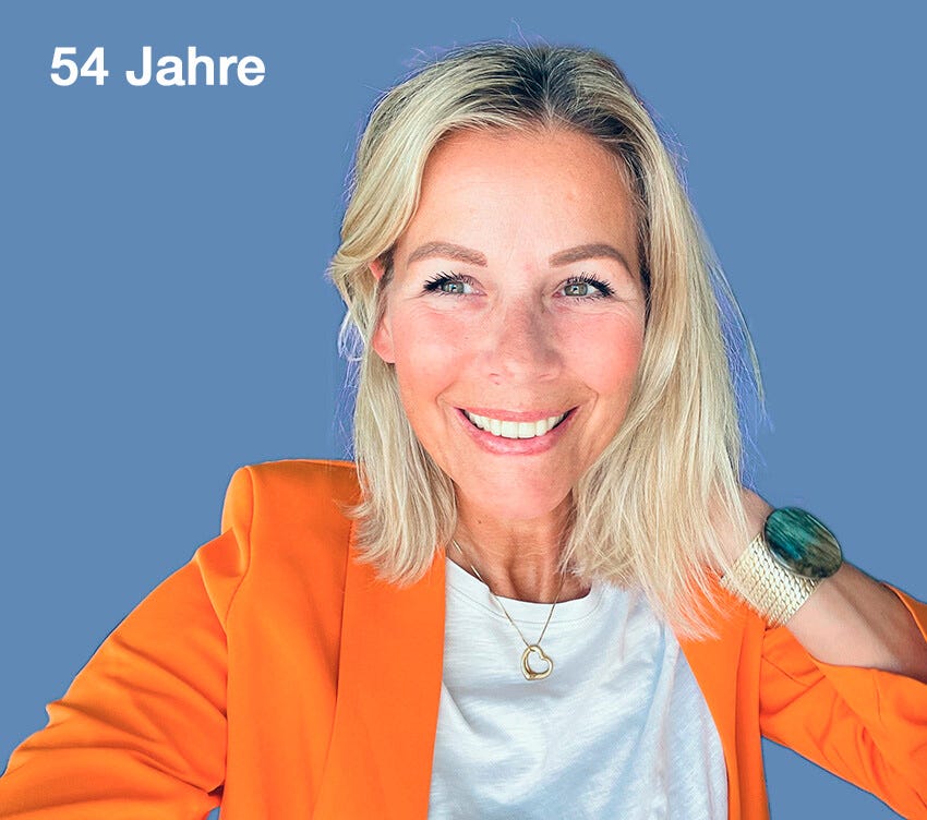 Portrait blond Frau, 54 Jahre alt, Ergebnis Handmade Beauty Secrets, strahlende Haut im orangenen Blazer