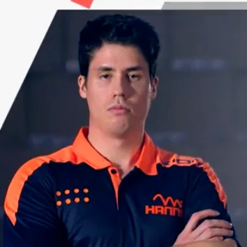 Porträt eines Mannes in orange-schwarzem HANNO Trainingsshirt