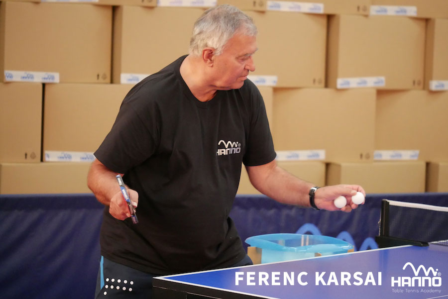 Ferenc Karsai trainiert am Tischtennis-Tisch mit HANNO Branding