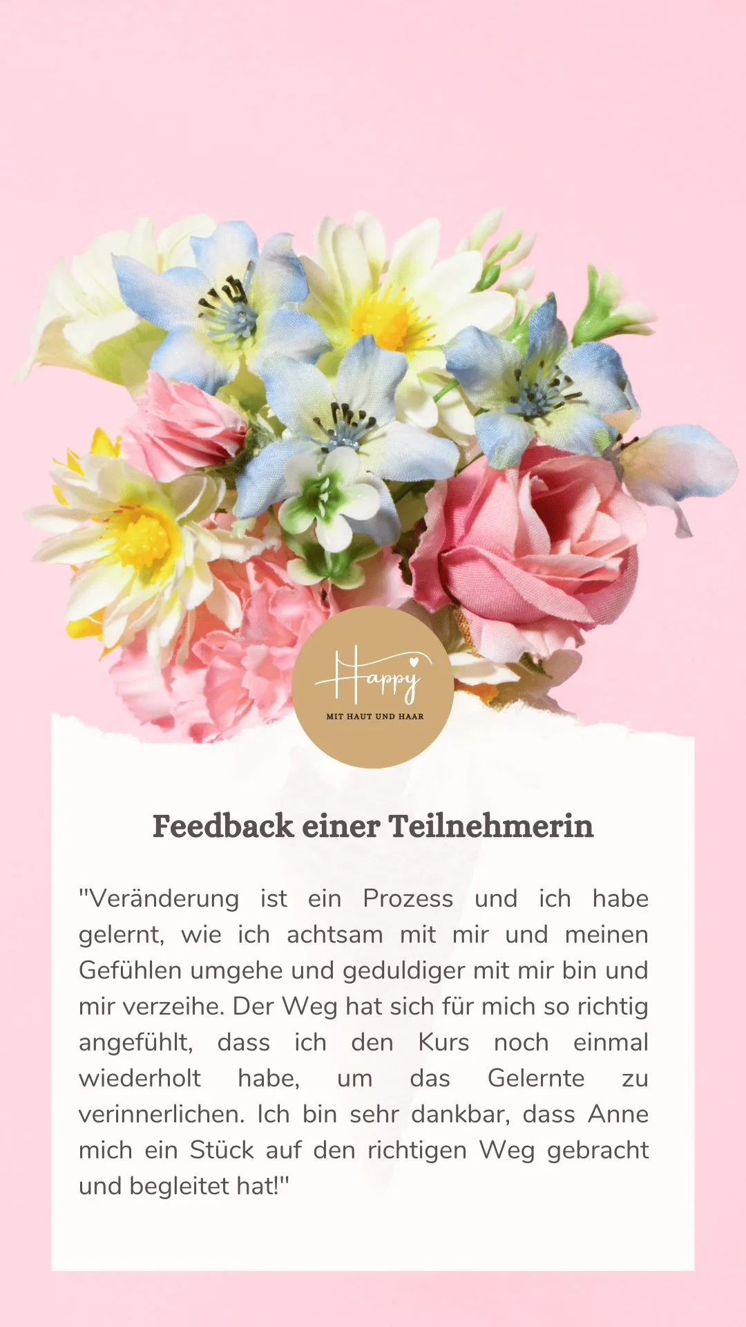 Kundenstimme zum Coaching-Programm mit buntem Blumenstrauß auf rosa Hintergrund