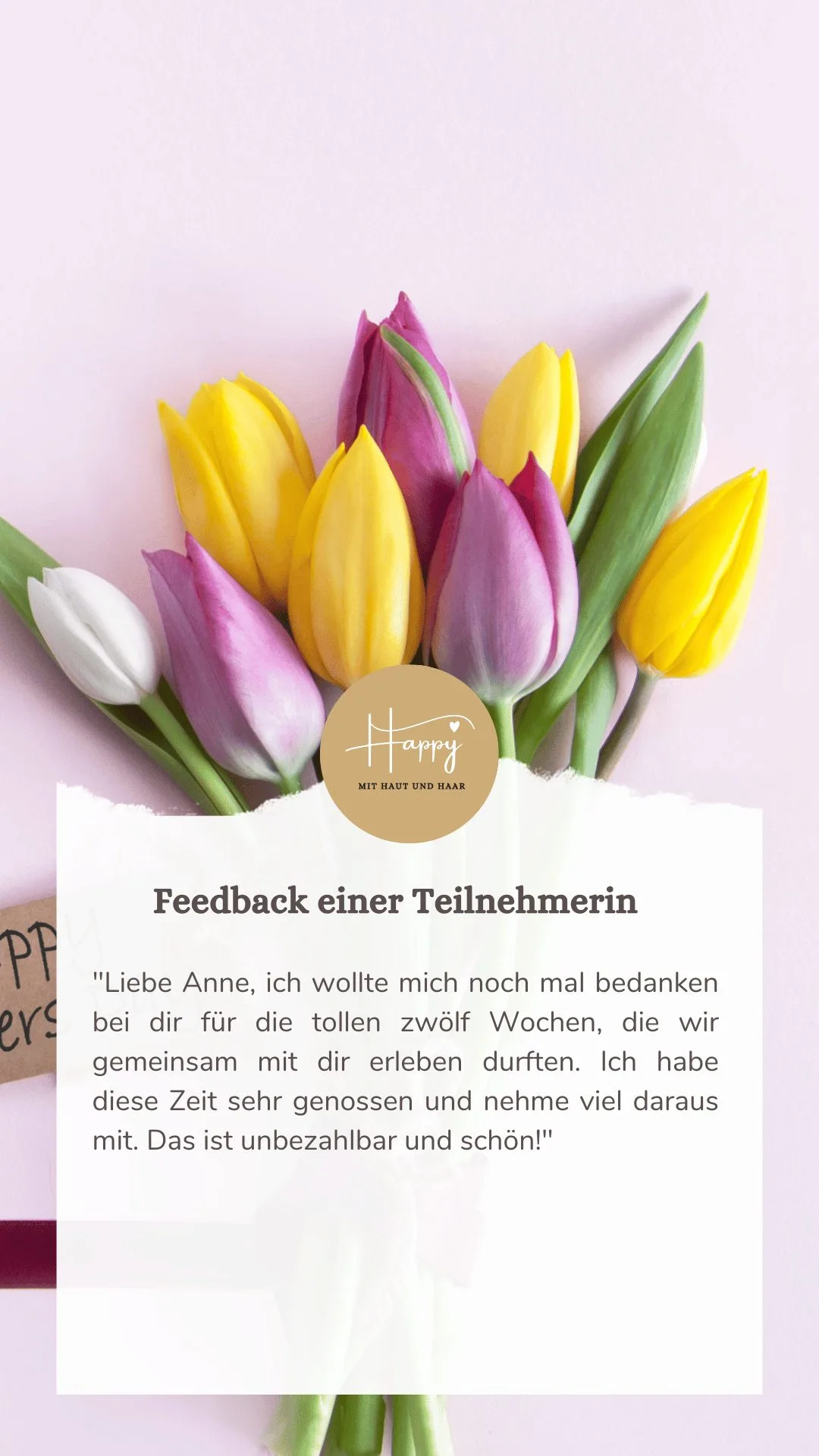 Kundenstimme zum 12-Wochen-Kurs mit Tulpen-Bouquet auf hellem rosa Hintergrund