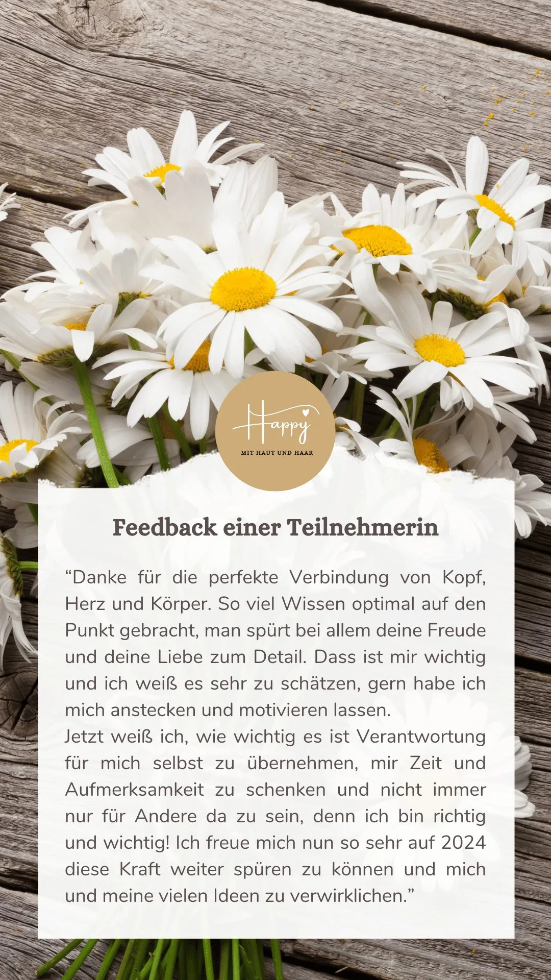 Kundenstimme zum Happy-Programm mit Gänseblümchen auf Holzuntergrund