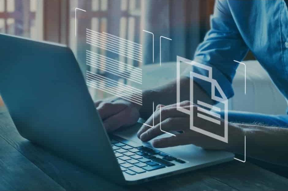 Mockup mit Laptop und Tablet zeigt digitale Dokumente und Datenfluss-Visualisierung