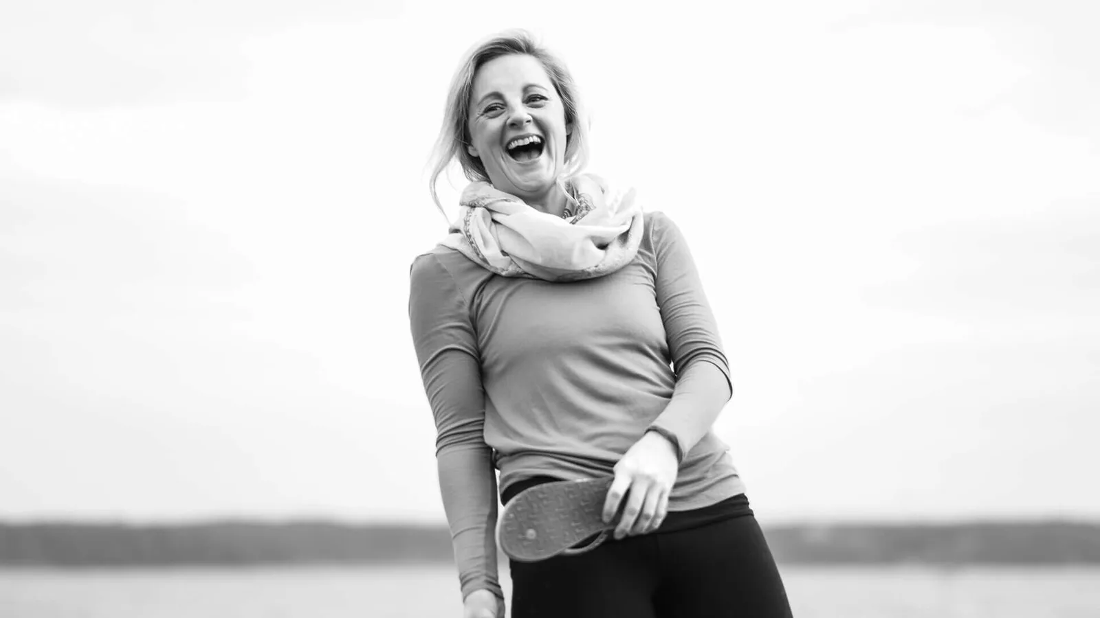 Porträt Doreen Böhme lachend in Schwarz-Weiß-Fotografie