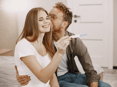 Glückliches Paar umarmt sich – Partnerschaft und Liebe