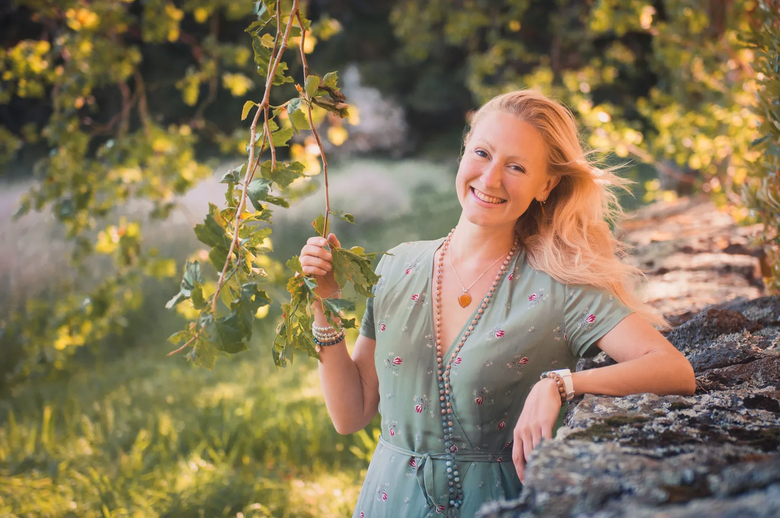 Haut-Darm-Hirngesundheit – Gesundheitscoaching von Dorothee Rund 7 Dorothee Rund lächelnd neben Birkenbaum mit Halskette und grünem Kleid