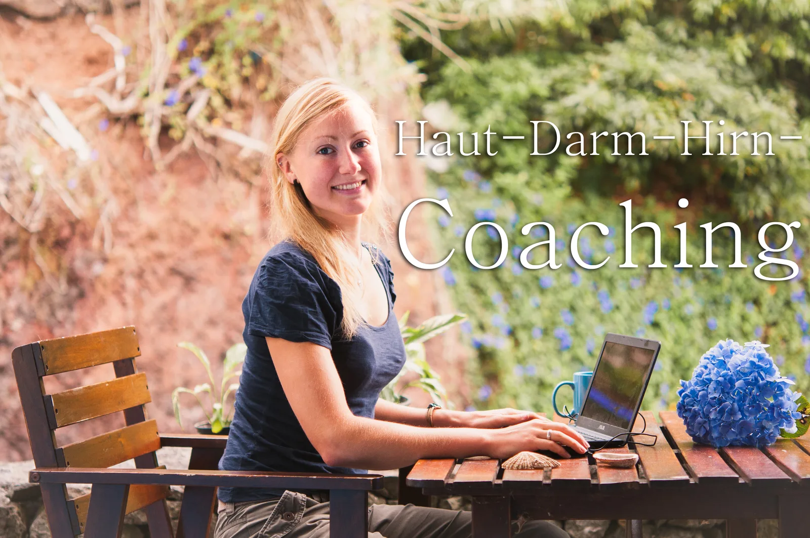 Haut-Darm-Hirngesundheit – Gesundheitscoaching von Dorothee Rund 3 Dorothee Rund am Laptop im Garten mit Text 'Haut-Darm-Hirn-Coaching'
