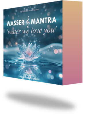 Produktmockup: Wasser & Mantra Box "water we love you" von Sabine van Baaren mit Wassertropfen und Lotusblüte