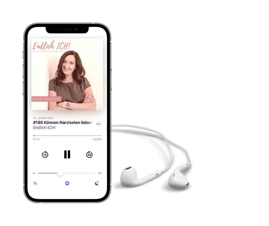 Healing Day – Selbstheilungstag mit Anleitung von Katja Demming 5 Smartphone-Mockup mit Podcast-Cover von Katja Demming und Kopfhörern