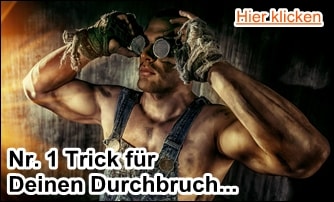 Muskulöser Mann mit Boxhandschuhen auf dunklem Hintergrund, HierKlicken-Hinweis