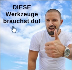 Lächelnder Mann im weißen T-Shirt zeigt Daumen hoch vor Himmelshintergrund