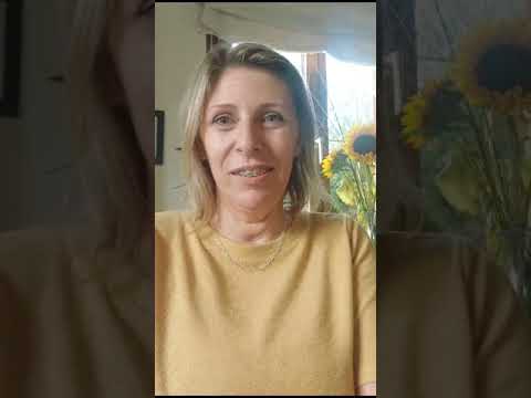 Kundenstimme Videostandbild mit Frau in gelbem Shirt