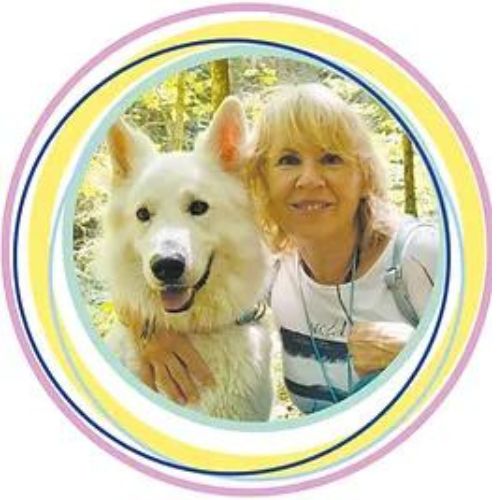 Herzenstiere und Silvester Kongresspaket Premium – Tierangst-Kurs 17 Karin Kuhn mit weißem Hund in regenbogenfarbigem Rahmen
