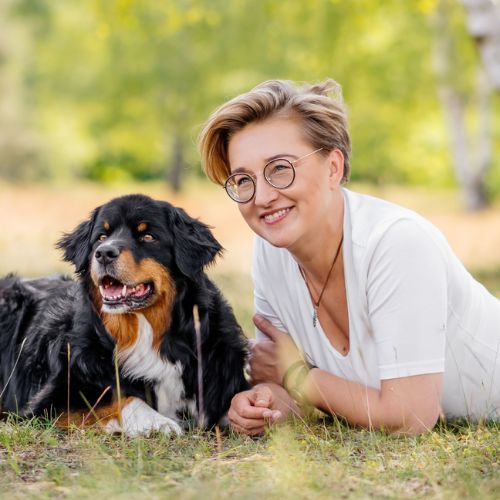 Herzenstiere und Silvester Kongresspaket Premium – Tierangst-Kurs 20 Agnieszka Gajda mit Brille in Jeanshemd auf Wildblütenwiese