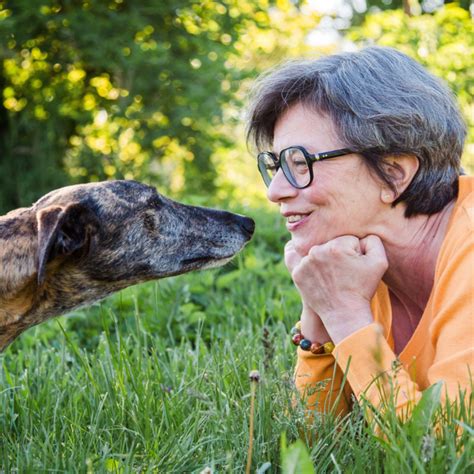 Herzenstiere und Silvester Kongresspaket Premium – Tierangst-Kurs 21 Anne Sasson mit Hund liegend auf grüner Wiese