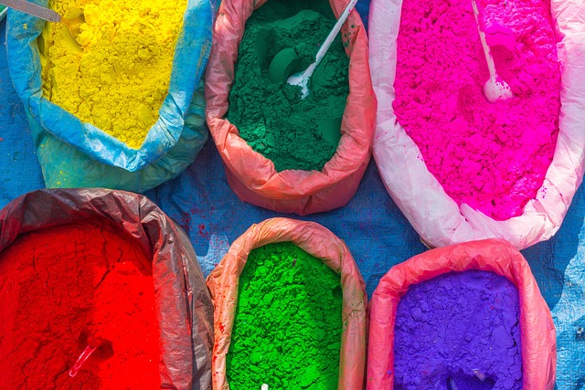 Herzenstiere und Silvester Kongresspaket Premium – Tierangst-Kurs 25 Bunte Pulverbeutel mit Farben Gelb, Grün, Pink, Rot, Purple auf blauem Untergrund