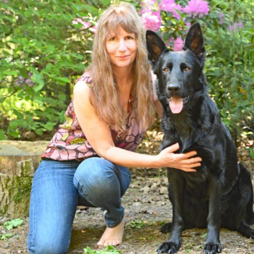 Herzenstiere und Silvester Kongresspaket Premium – Tierangst-Kurs 28 Mieke Mädge mit schwarzem Hund Chilly im Garten, Autorenporträt