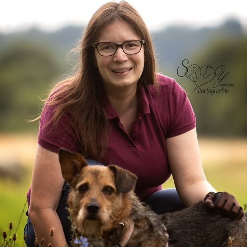Herzenstiere und Silvester Kongresspaket Premium – Tierangst-Kurs 7 Porträt Dr. med. vet. Daniela Weiser mit Hund im Freien