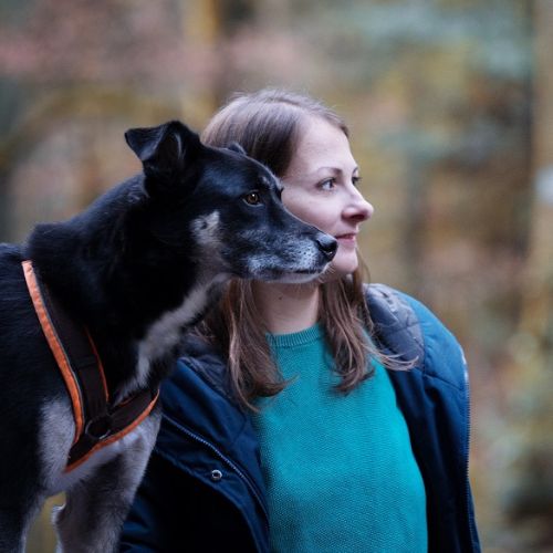 Herzenstiere und Silvester Kongresspaket Premium – Tierangst-Kurs 8 Annika Grunert mit weißem Labrador Nahaufnahme