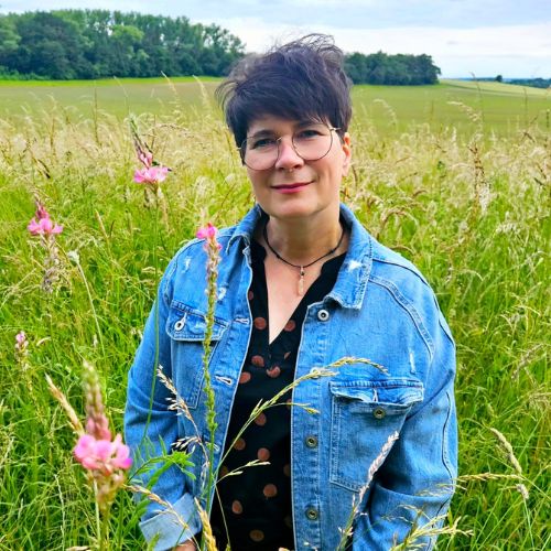 Herzenstiere und Silvester Kongresspaket Premium – Tierangst-Kurs 11 Bianka Mark in Jeanshemd mit Blumen auf Blütenwiese