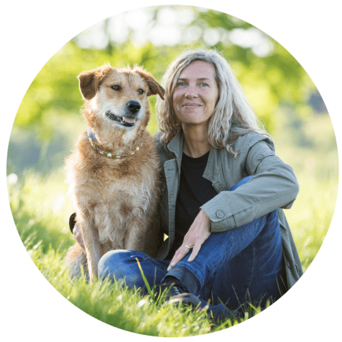 Herzenstiere und Silvester Kongresspaket Premium – Tierangst-Kurs 10 Anke Jobi mit gelbem Labrador sitzend auf Wiese