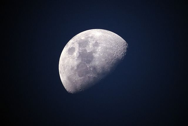 Nahaufnahme des Mondes vor schwarzem Himmel mit detaillierter Oberflächenstruktur