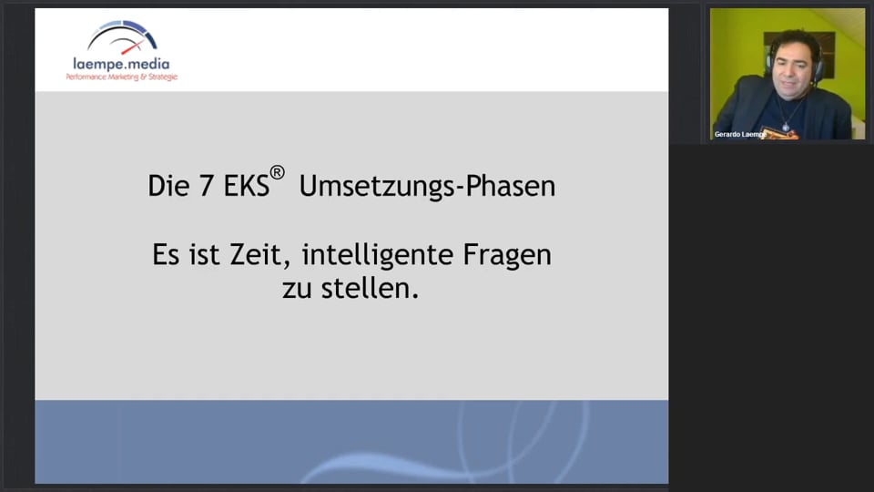 Screenshot aus Higgs-Feld-Coaching Videokurs mit Gerardo J. Laempe und Text über 7 EKS Umsetzungs-Phasen