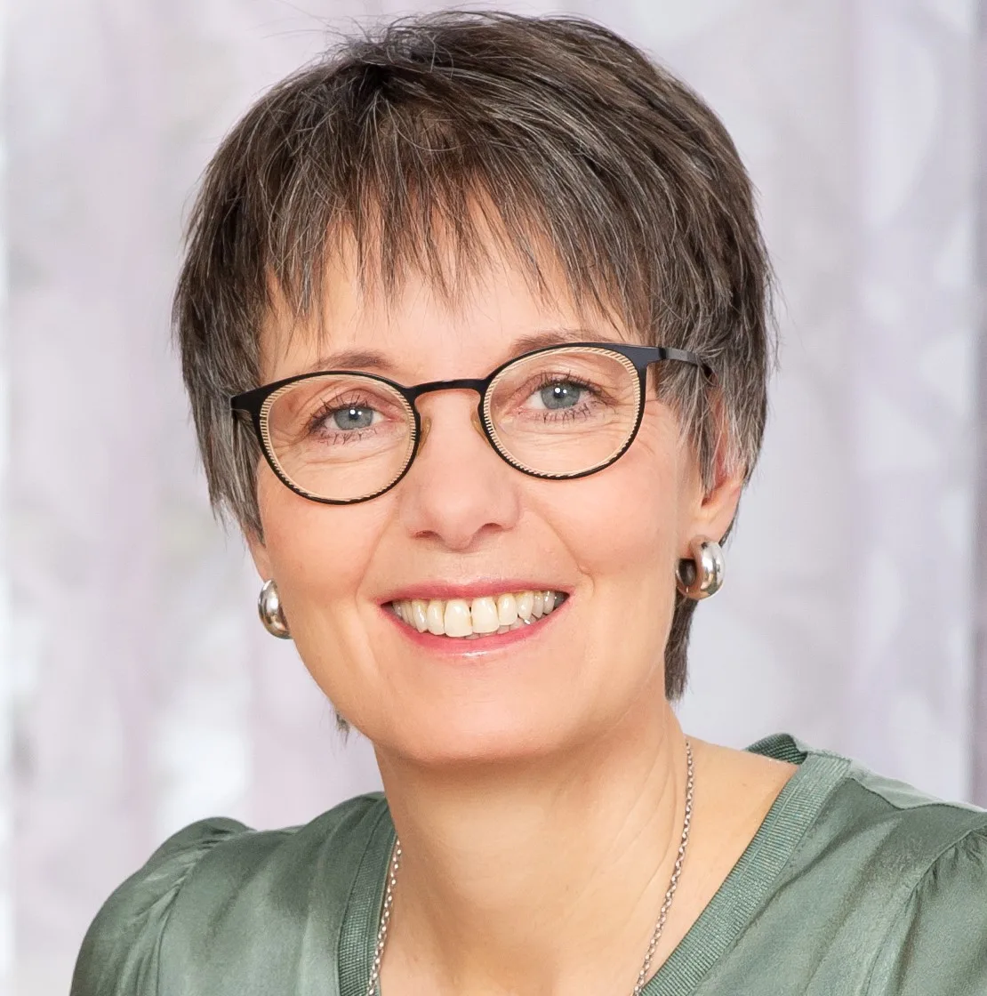Petra Betz, Ernährungsberaterin, mit Brille und grünem Oberteil